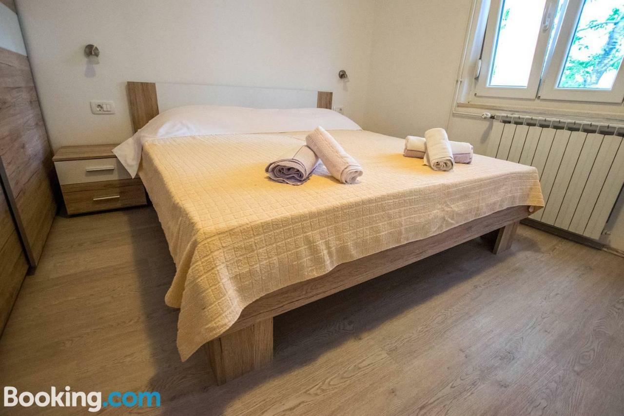 Apartamani Katarina Vl.Ilija Jusup Appartement Starigrad Paklenica Buitenkant foto