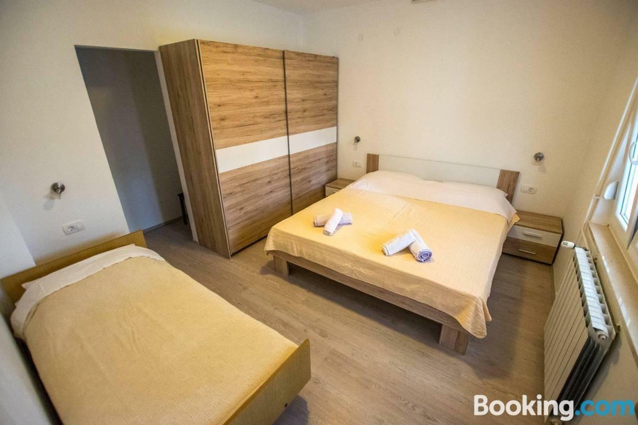 Apartamani Katarina Vl.Ilija Jusup Appartement Starigrad Paklenica Buitenkant foto